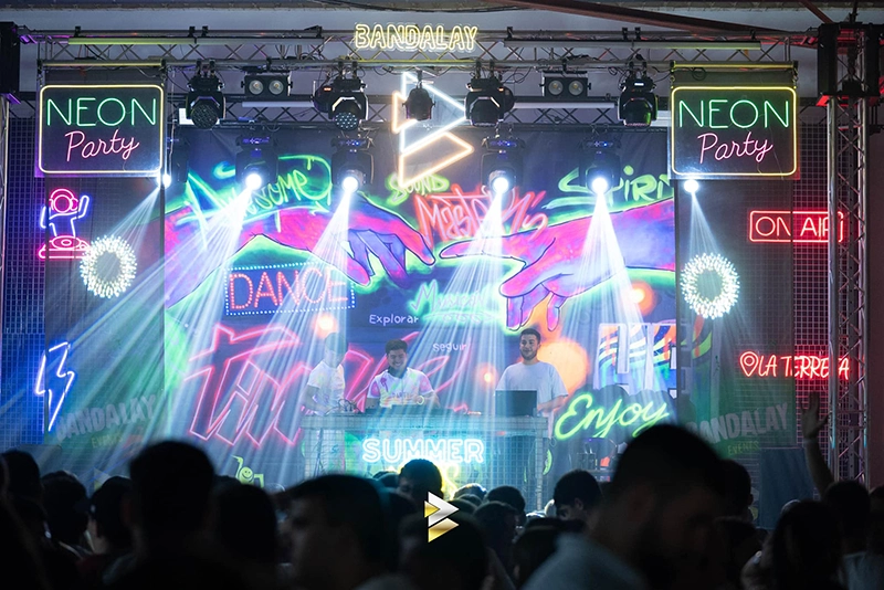 Escenario con luces y motivos fosforitos