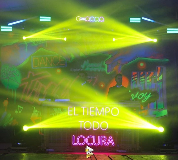 Escenario de neón con luces y sesión DJ