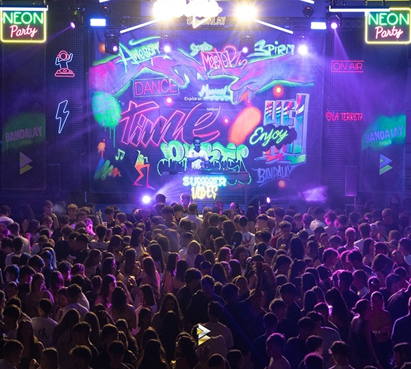 concierto y escenario luminoso con DJ