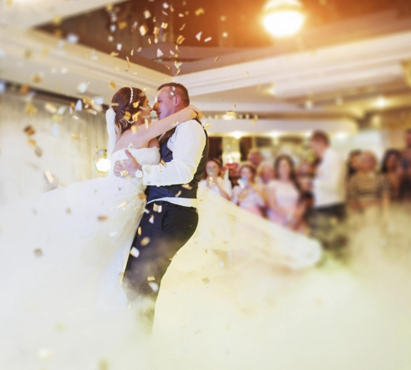 recièn casados bailando en su boda con público