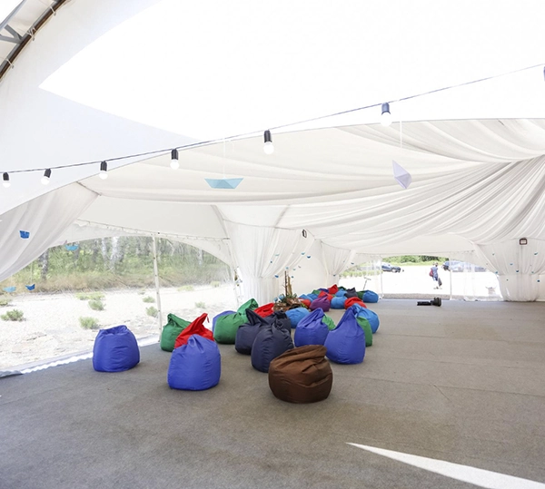 carpas blancas con pufs de colores