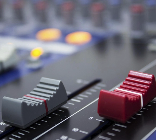 mandos de una mesa de sonido
