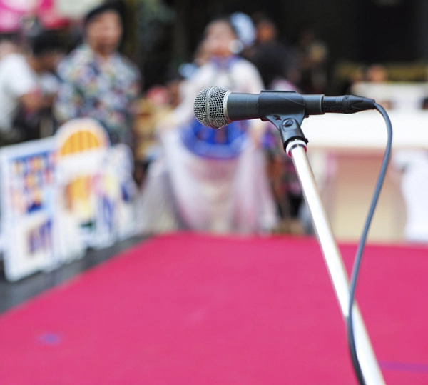 plano corto de un micrófono en evento